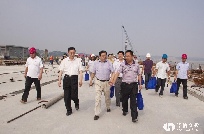 市委常委劉學(xué)甫深入華信交投項目工地“送清涼”eeeeeeeee.jpg